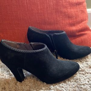 Tahari Black Booties size 8